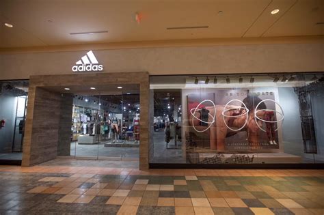 adidas mall plaza vespucio